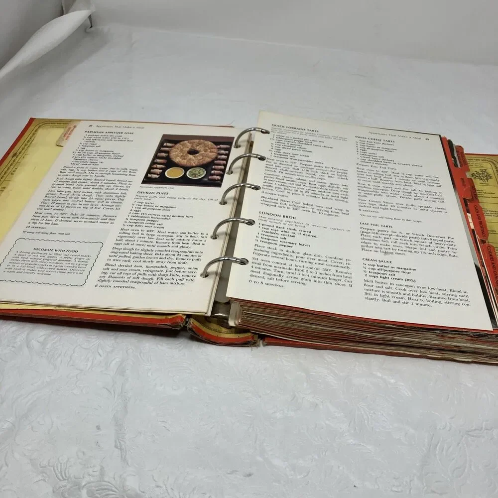 VTG 1973 Betty Crocker's Cookbook  Red Pie Cover 5-Ring Binder FLAWED DAMAGE